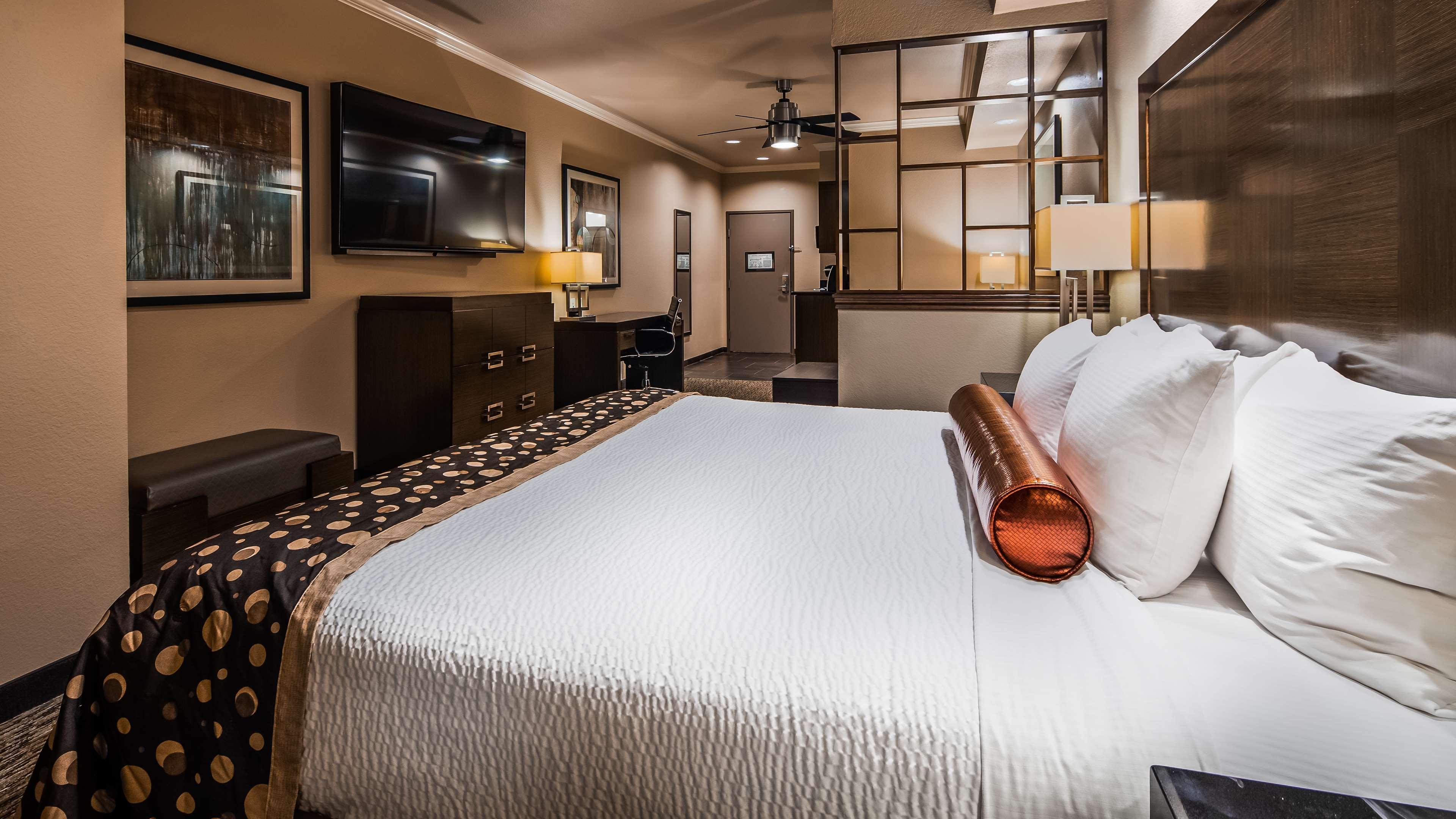 Best Western Premier Crown Chase Inn & Suites Denton Exterior photo