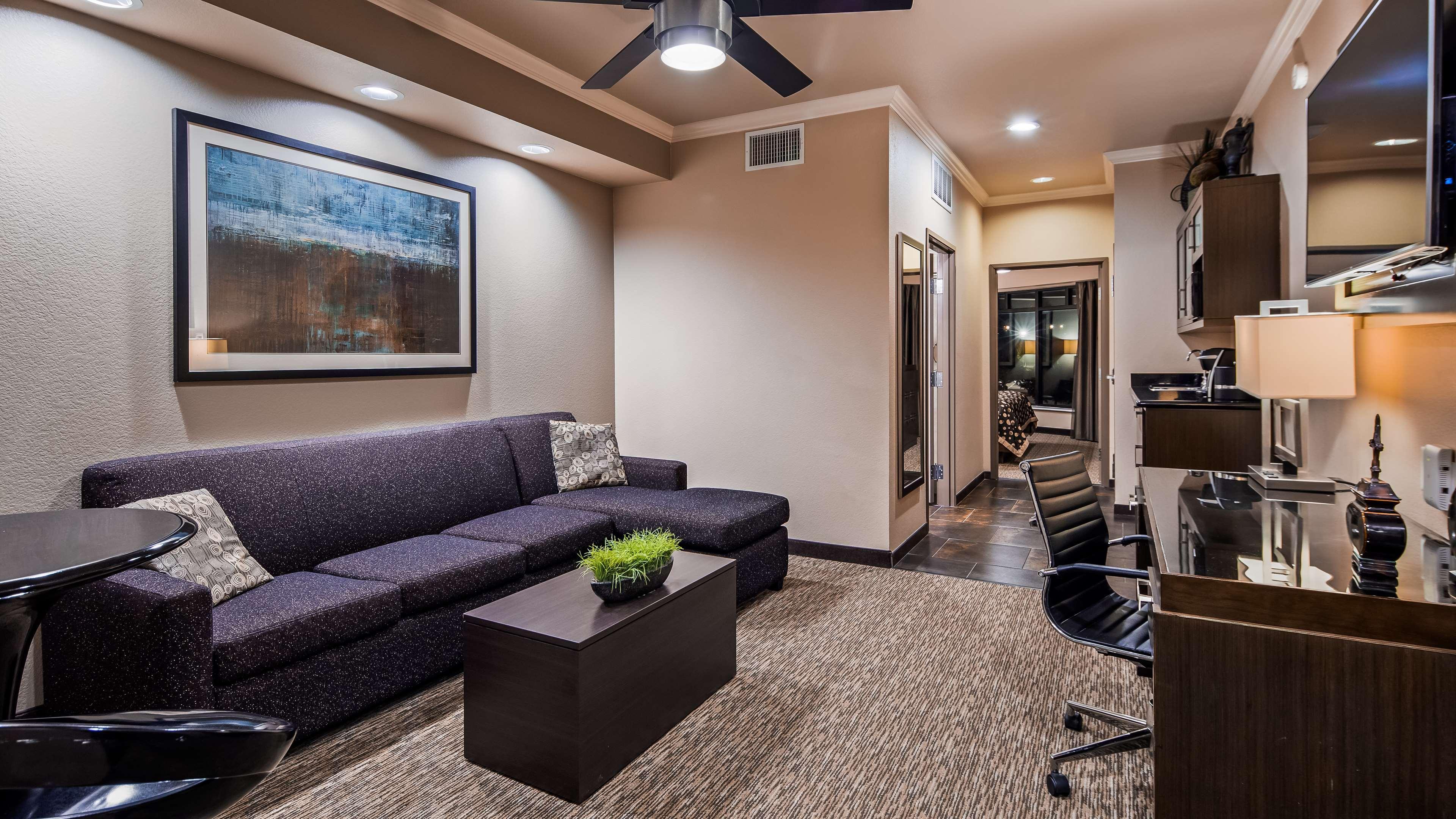 Best Western Premier Crown Chase Inn & Suites Denton Exterior photo