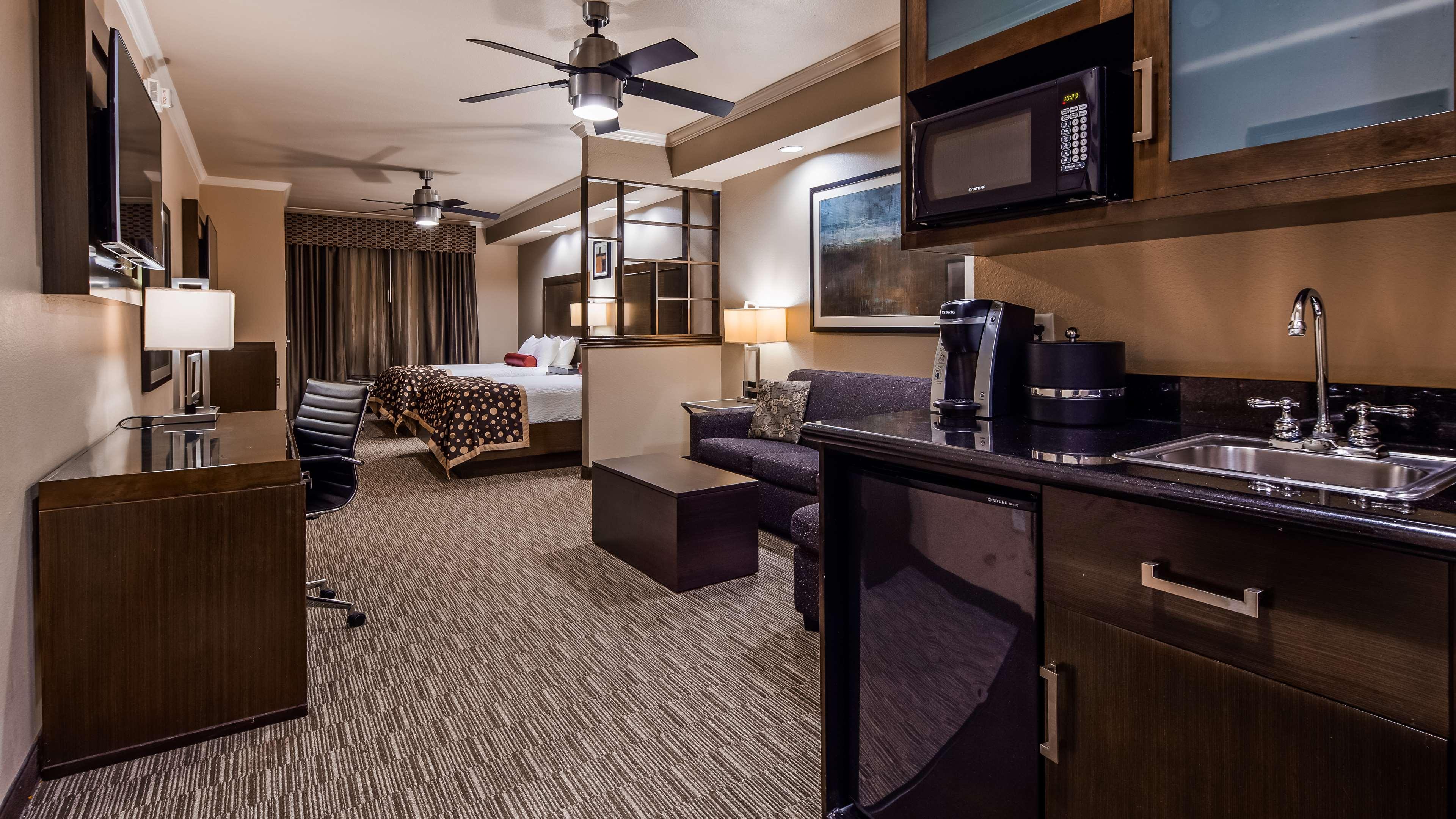 Best Western Premier Crown Chase Inn & Suites Denton Exterior photo