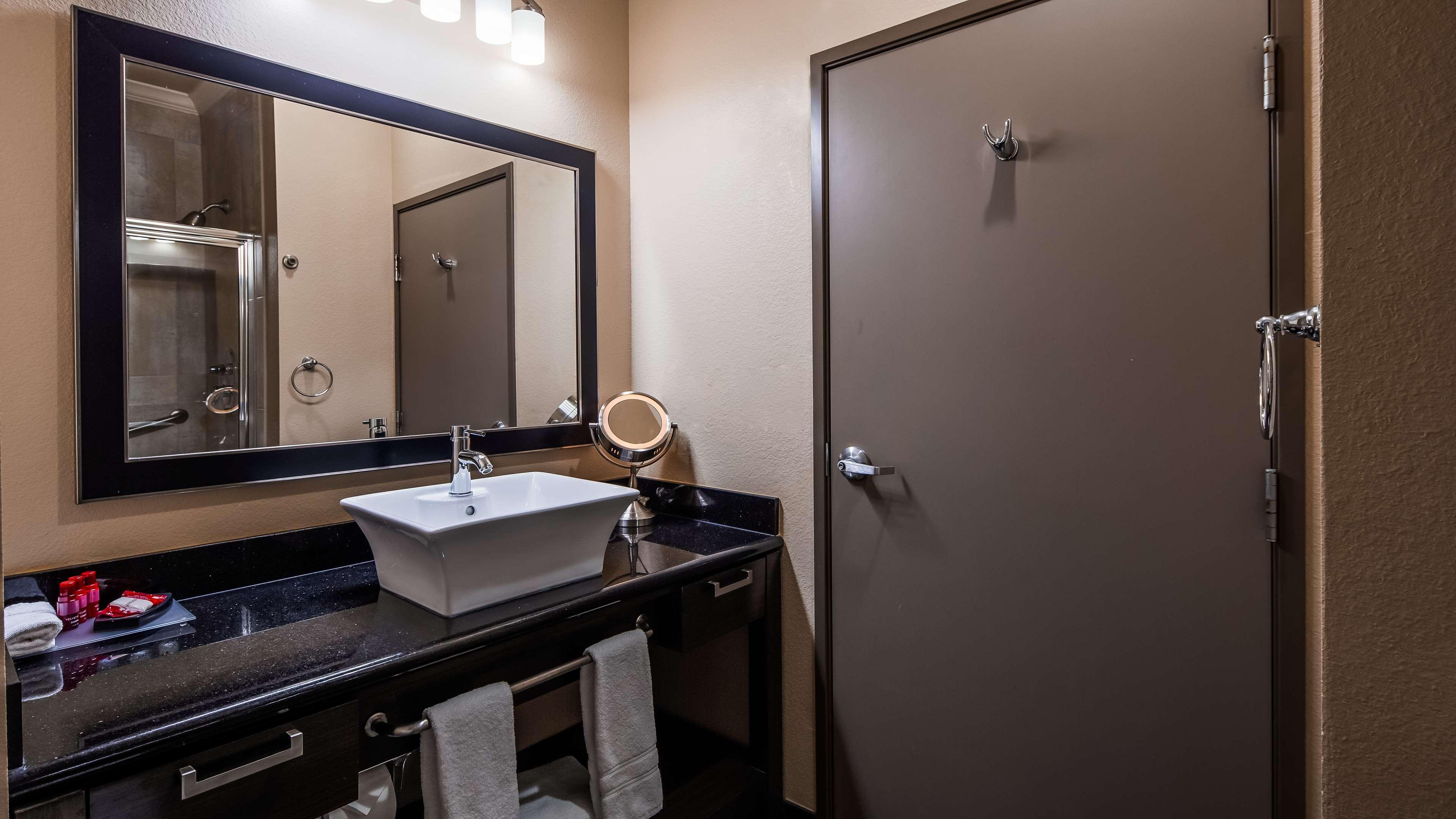 Best Western Premier Crown Chase Inn & Suites Denton Exterior photo
